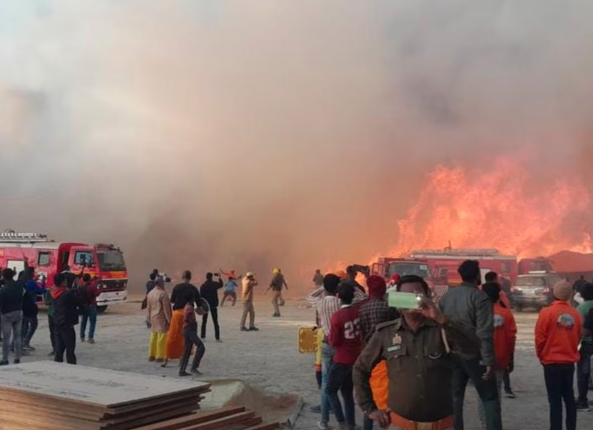 Fire Break Out Maha Kumbh Pm Modi Spoke To Cm Yogi Fire Break Out In