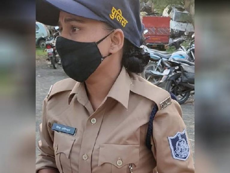 Bhopal Women Were Reprimanding People By Wearing Police Uniform To Show Their Pride Police 9075