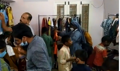 Four friends started a special shop in Bangalore, poor can buy stylish  clothes for 1 rupeeबेंगलुरू में चार दोस्‍तों ने शुरू की खास दुकान, 1 रुपये  में गरीब खरीद सकते है स्टाइलिश