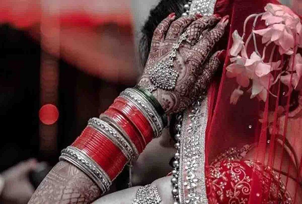 Mehndi Tips: मेहंदी का रंग गहरा करने के लिए फॉलो करें ये टिप्स, हाथ दिखेंगे  खूबसूरत | easy tips to get natural dark colour of mehndi | HerZindagi