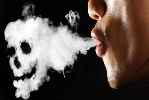 Passive Smoking: धूम्रपान करने वालों के साथ रहने पर क्या आप कैंसर का शिकार हो सकते हैं?