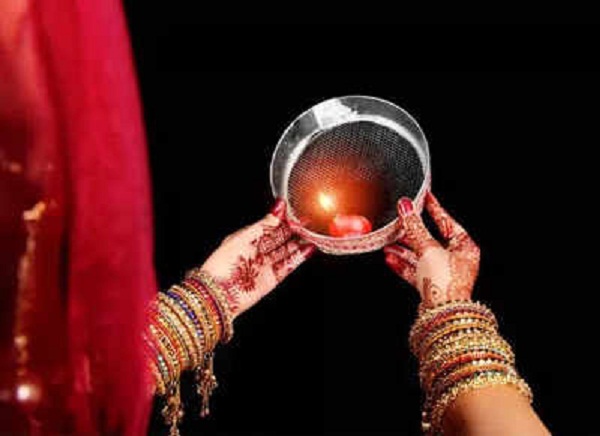 Karwa Chauth 2023: मेहंदी का रंग रचेगा गाढ़ा, अपनाएं ये टिप्स