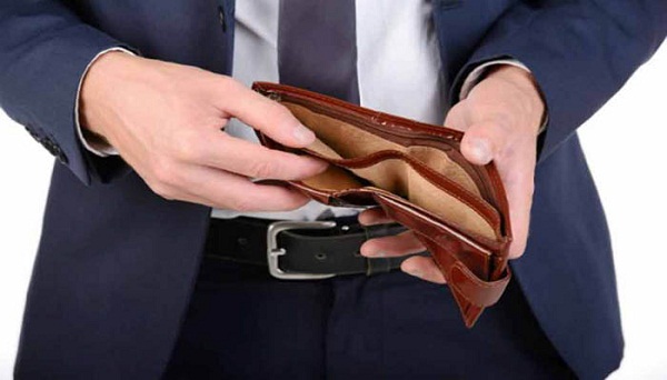 1.5 लाख रुपये का पर्स लिए दिखे तुषार कपूर, जानिए इसमें क्या है खास |  Tusshar Kapoor Gucci Man Purse Price