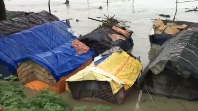 Situation Serious Assam Due Floods Brahmaputra River Crosses Danger Mark बाढ़ के कारण असम में 9116