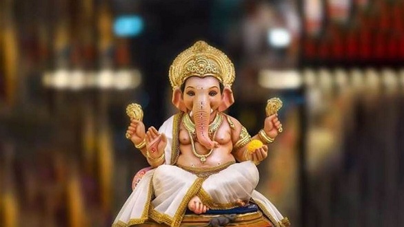 Do not look moon today Ganesh Chaturthi you see moon mistake then this remedy remove defect | आज गणेश चतुर्थी पर न देखें चंद्रमा, अगर भूलवश दिख जाए चांद तो इस उपाय