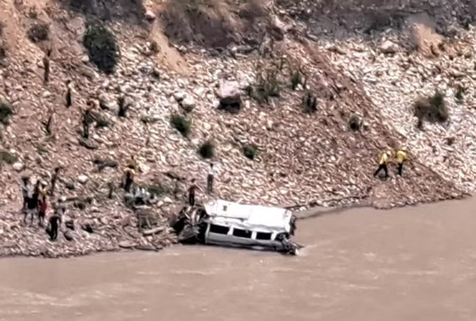 Uttarakhand: Tempo Traveller carrying passengers falls into Alaknanda,  nine, 12 rescued उत्तराखंड: यात्रियों को लेकर जा रहा टैंपो ट्रैवलर अलकनंदा  में गिरा, नौ की मौत, 12 को बचाया