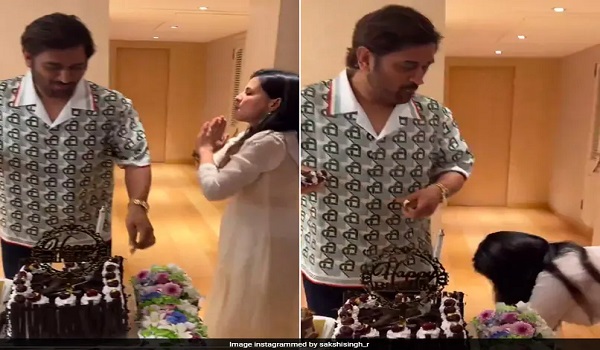 MS Dhoni birthday: MS Dhoni celebrated his 43rd birthday wife Sakshi  touched his feet|MS Dhoni birthday: एमएस धोनी ने मनाया अपना 43वां जन्मदिन,  पत्नी साक्षी ने छुए पैर