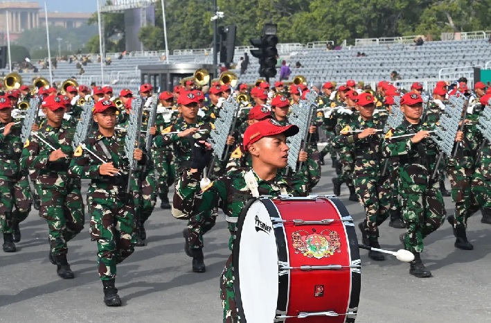 The largest parade in the army in a Muslim country celebration in the Republic