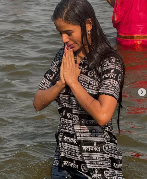 Poonam Pandey also took a dip of faith in Mahakumbh | पूनम पांडे ने भी  महाकुंभ में लगाई आस्था की डुबकी, बोली....